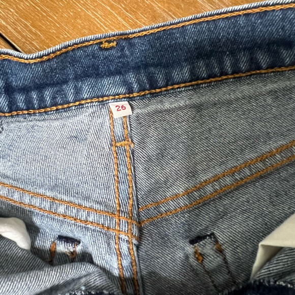 Levi’s High Rise Shorts - Picture 3 of 3
